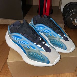 Yezzy 700 V3 Arzareth. Men size 5/Women’s size 6.